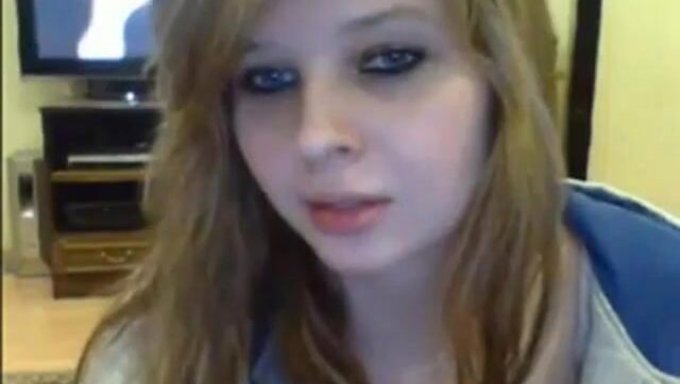 Une Belle Amatrice Aux Courbes Généreuses Exhibe Son Gros Cul Sur Webcam