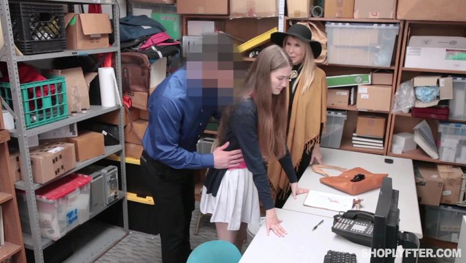 Sexe De Groupe Plus Âgé Dans Un Cadre De Bureau