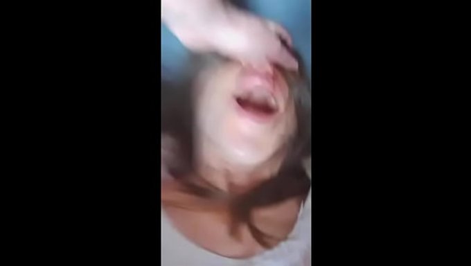 Une Femme Trompe Son Mari Avec Un Ami Proche.