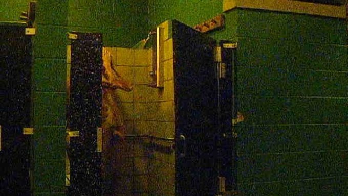 Une Femme Shemale Profite De Sexe Sans Préservatif Avec Son Mari Sous La Douche
