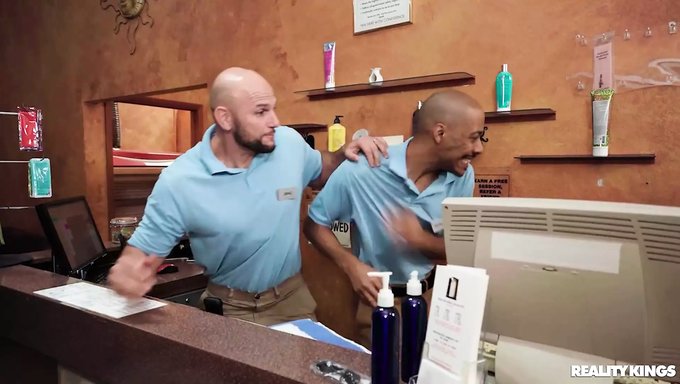 Dwayne Foxxx Et J-Mac Tag Team Une Blonde Chaude Au Salon De Bronzage