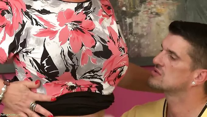 Un Neveu Explore Des Désirs Interdits Avec Sa Tante Sensuelle