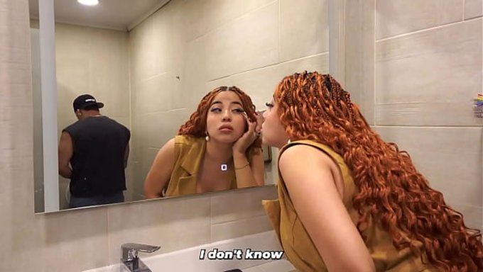 Une Rousse Bien Roulée S’est Laissée Distraire Et A Croisé Un Mec Avec Une Grosse Queue Dans La Salle De Bain.