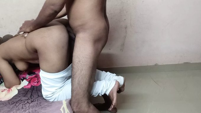 Une Adolescente Bisexuelle Se Fait Prendre Par Derrière Dans Une Vidéo Maison
