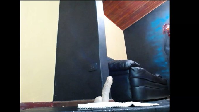 Chaudasse Colombienne Montre Son Corps En Webcam